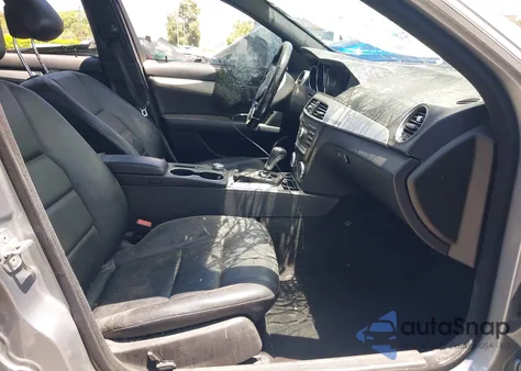 2012 Mercedes-Benz C 250 Luxury/Sport z USA, uszkodzony, nr VIN WDDGF4HB3CR233709